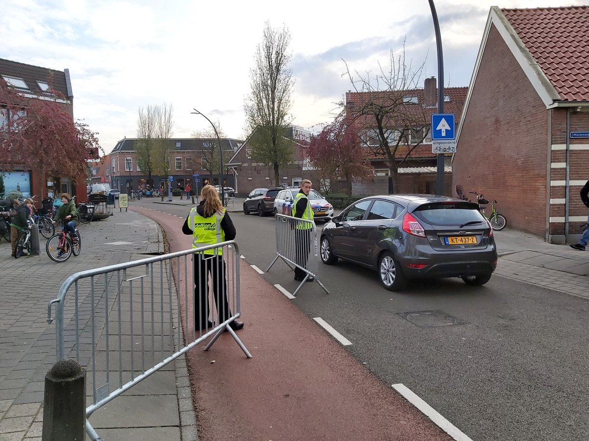 afluit2's tweet photo. Studenten Handhaving Deltion College assisteren bij de intocht van sinterklaas in Assendorp Zwolle. #ordeveiligheid #Sinterklaas #pakjesavond #handhaving https://t.co/3mPPotz9jH