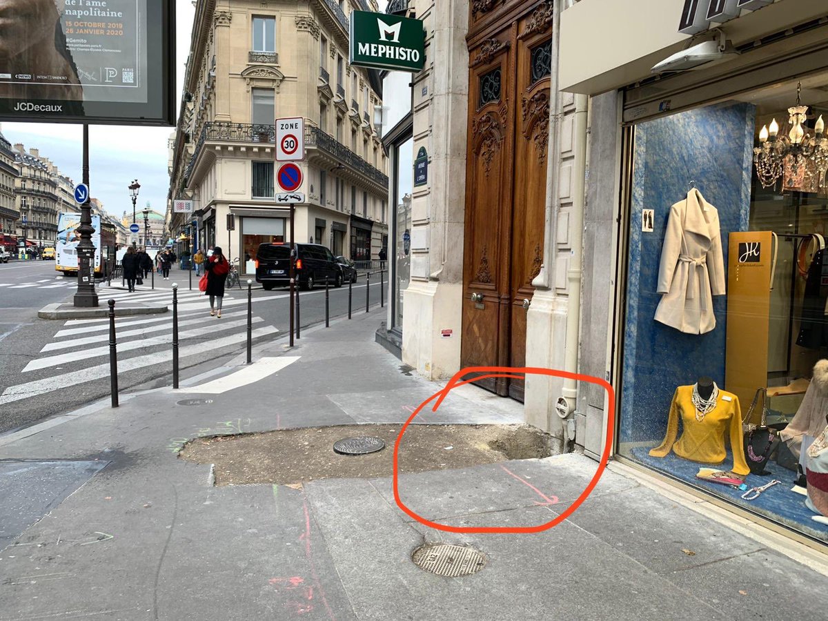 Une amie (étrangère et de passage à Paris) est à l’hôpital et sur le point d’être opérée pour être tombée dans ce trou av de l’opéra ! Comment de telles choses peuvent elles se produire ?! Comment la ville peut elle être si négligente vis à vis de sa voirie ?! <a href="/C_Najdovski/">Christophe Najdovski</a>