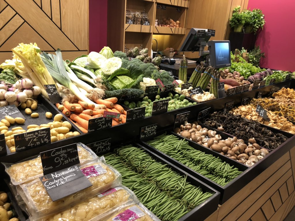 EmmaSasiuk's tweet photo. En mode pèlerinage aux Halles de Lyon. Je pense que dans 4h vous me trouvez toujours au même endroit.
Et au détour d’une allée tomber sur mon blanc préféré (après le Chassagne)
🤤🥰 
#foodies #lyon #hallesdelyon #trevaillon https://t.co/4D2toQ4PqA