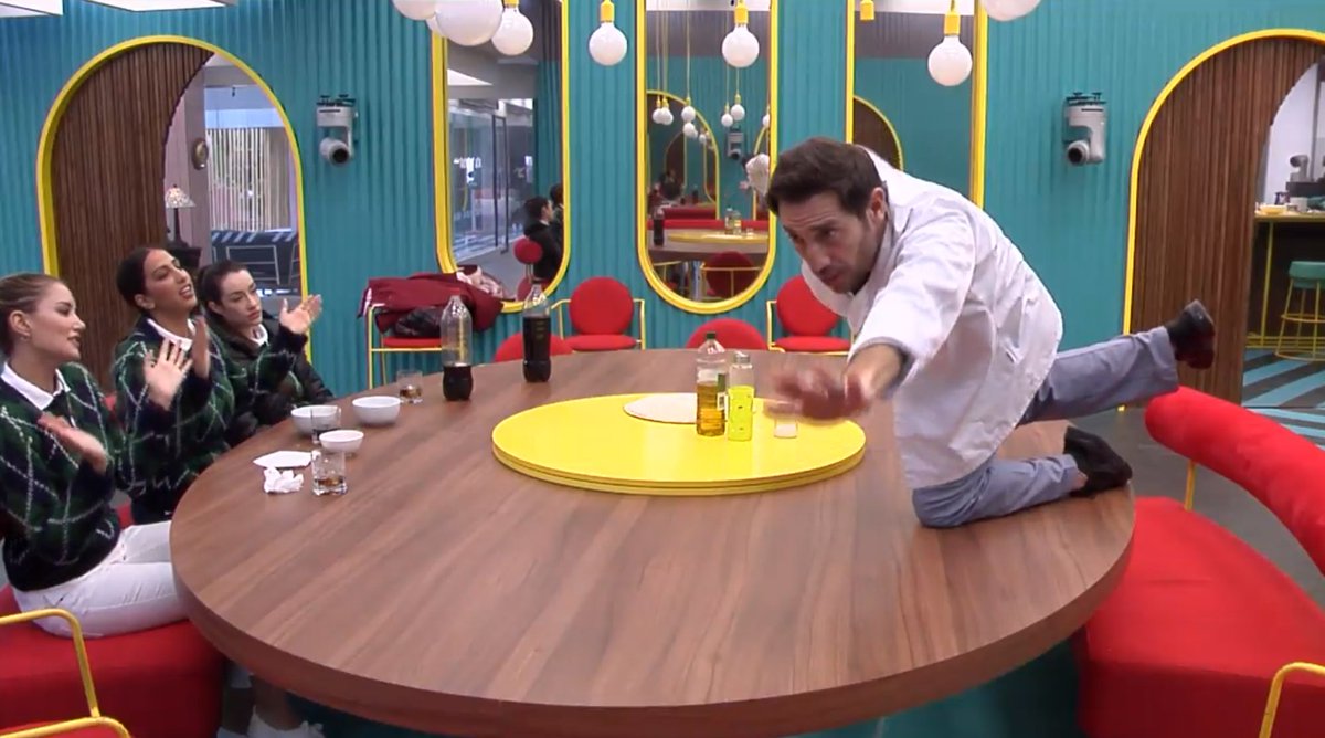 ghoficial's tweet photo. Antonio David aguanta el equilibrio, mientras las clientas cuentan los segundos https://t.co/sQv33JRqlP #GHVIP23N https://t.co/wTplcK5ndF
