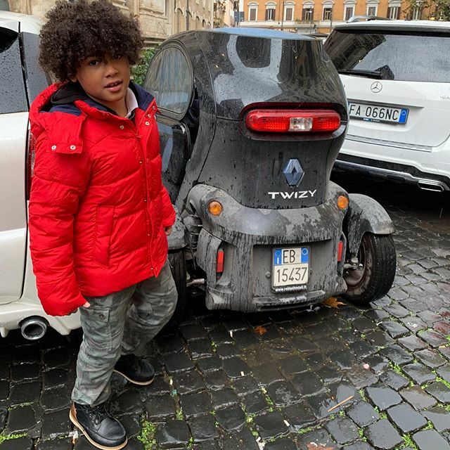 One-seater driving. Would you? #Rome #Roma #streetsofRome #stradediRoma #twizy #nobackseatdrivers ift.tt/2XDdOnF