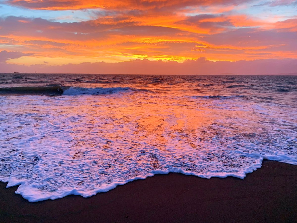 葉山の海と空 葉山の海は癒しの海ですが 時には激しく語りかけてくれる事もあります 人は自然のそばで暮らす事で気付く事が多いのかもしれません 森戸海岸