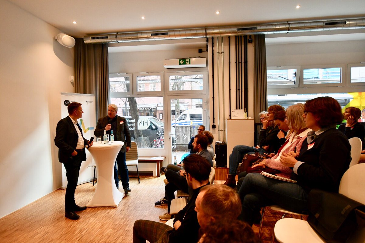 Zum Abschluss kommt Christian Klose aus dem <a href="/BMG_Bund/">Bundesgesundheitsministerium</a> vorbei und spricht mit Herrn Isenberg #schmerzgesellschaft über das #DVG und die neuen Möglichkeiten der Erstattung, ein Thema das viele anwesende Ärzt*innen beschäftigt.