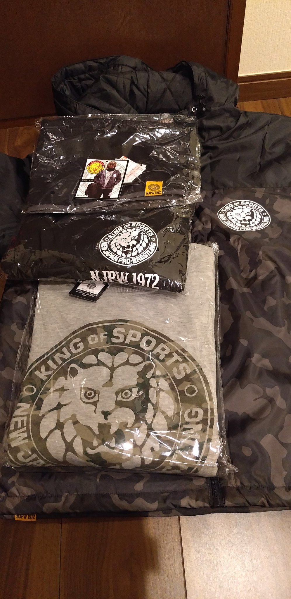 画像 チラシ見て買い物したことないのにあまりの安さにわざわざしまむらに買いに行った 新日本プロレス公認ハッピーバッグ三千円也 欲しいサイズがラスト1つだった しまむ まとめダネ