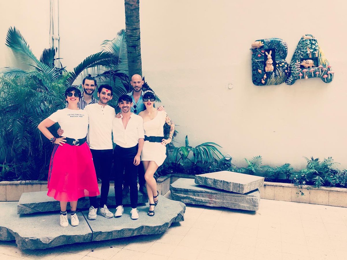 Ayer en Buenos Aires se casó <a href="/ElChicoBurbuja1/">ElChicoBurbuja</a> 
Desde colombia vino <a href="/NenaCalavera/">Nennella </a> 
Y hoy grabo una canción para <a href="/carmenalcayde/">Carmen Alcayde</a> y <a href="/RaulFerve/">Raúl Fervé</a> 
Mahalo vida 🤘🏻👀🤙🏻