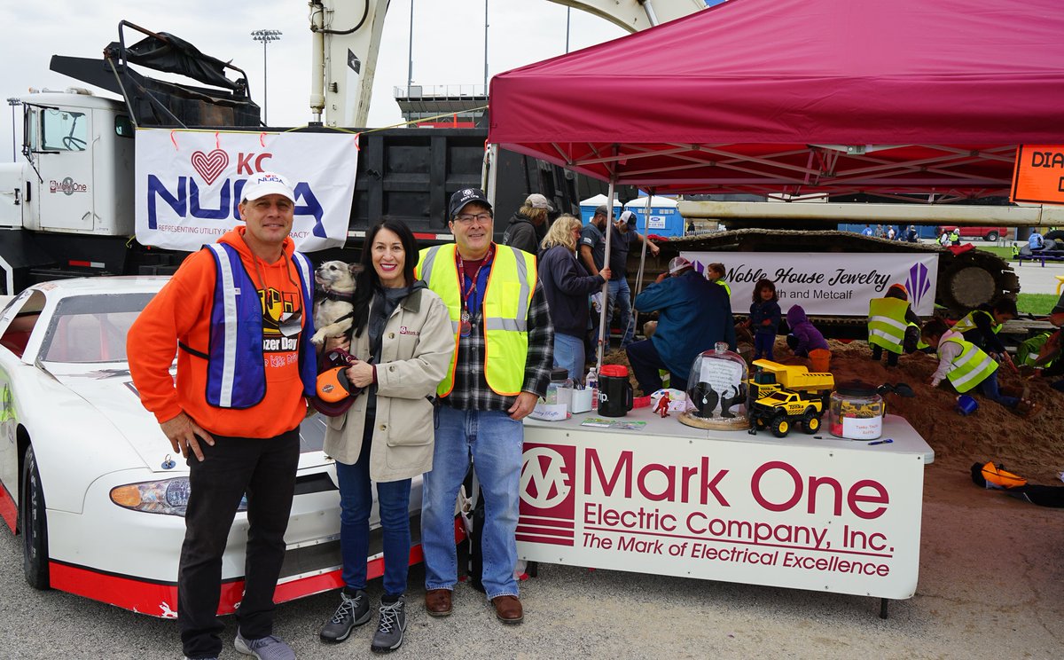 MarkOneElecCo's tweet photo. Fun memories with the family at @NUCA_KCโ's #DozerDaysKC event in October! Can't wait to do it again next year. #FamilyBiz #MarkofExcellence https://t.co/zMfYPYhxz6