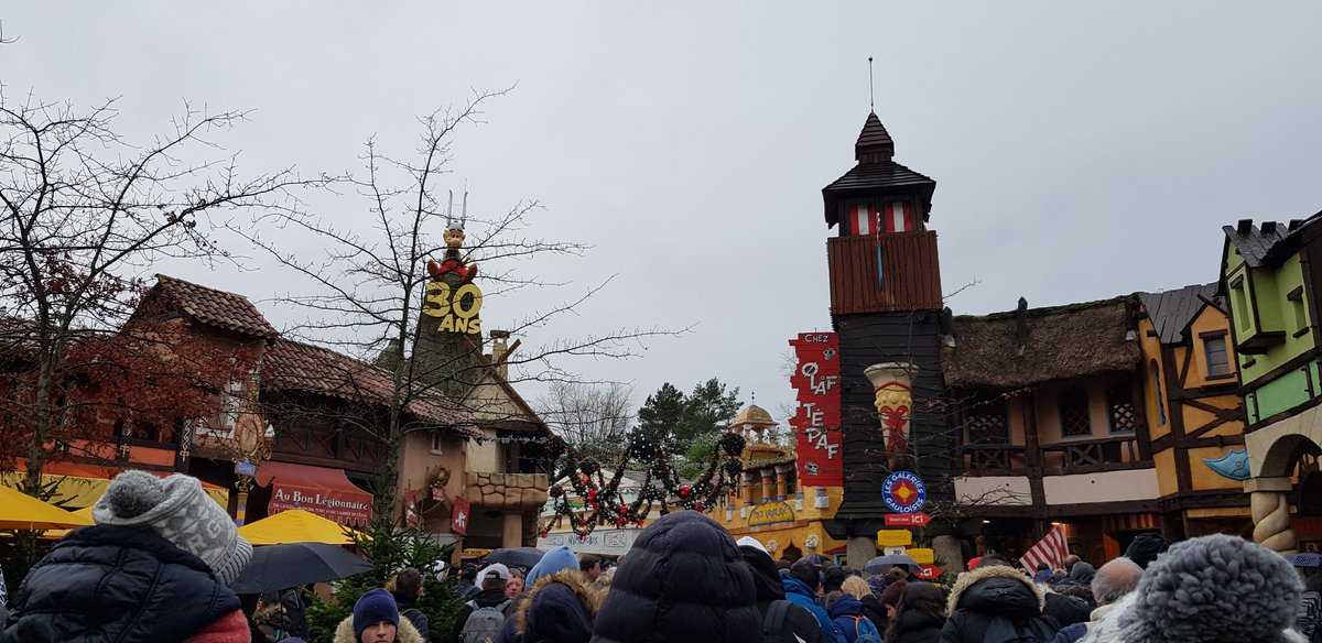 collectionnix's tweet photo. En mode #NoelGaulois au @ParcAsterix, l'occasion de s'immerger dans oeuvre de @GoscinnyRene et #AUderzo en allant à la rencontre d'@asterixofficiel https://t.co/IhSVoImdp6