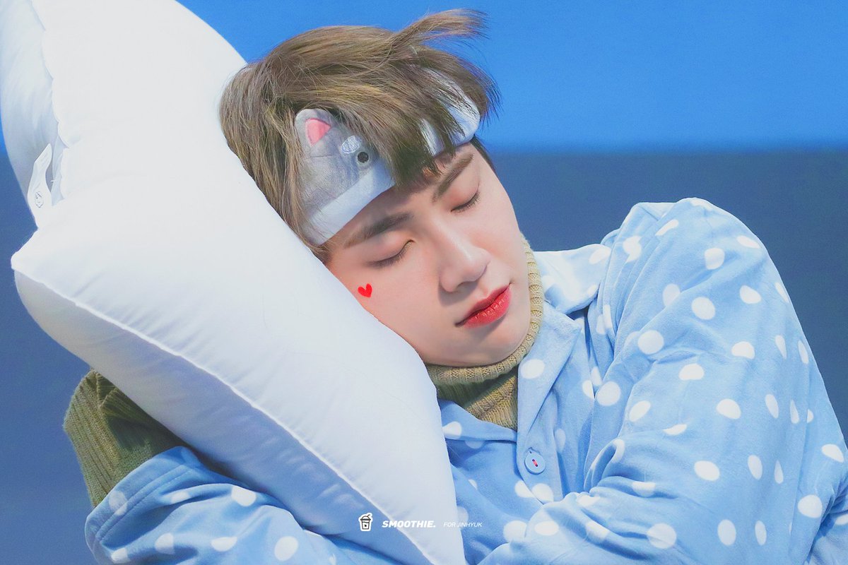 Smoothie_68's tweet photo. 191123 I Like That 팬싸인회

우리애기자니까 다 조용히해주세요💤💤

#이진혁 #LEEJINHYUK #SOL #I_Like_That #진혁 #세계를_스무디처럼_만드는_지녁이 https://t.co/awWKjhz1RA