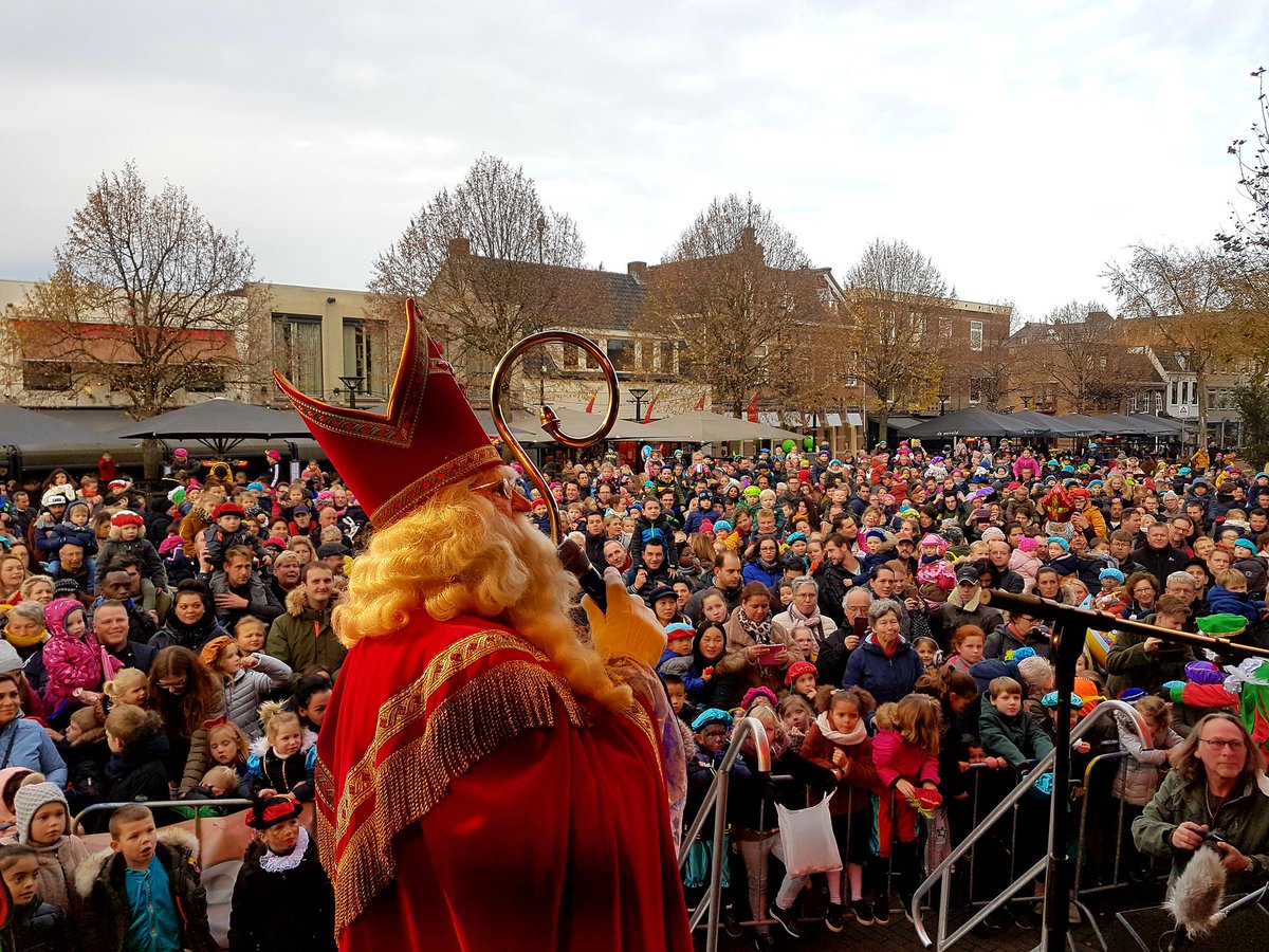Heel veel blije en zingende kinderen verwelkomen Sinterklaas op de Heuvel in Oss! #jetrefthetinoss #centrumoss