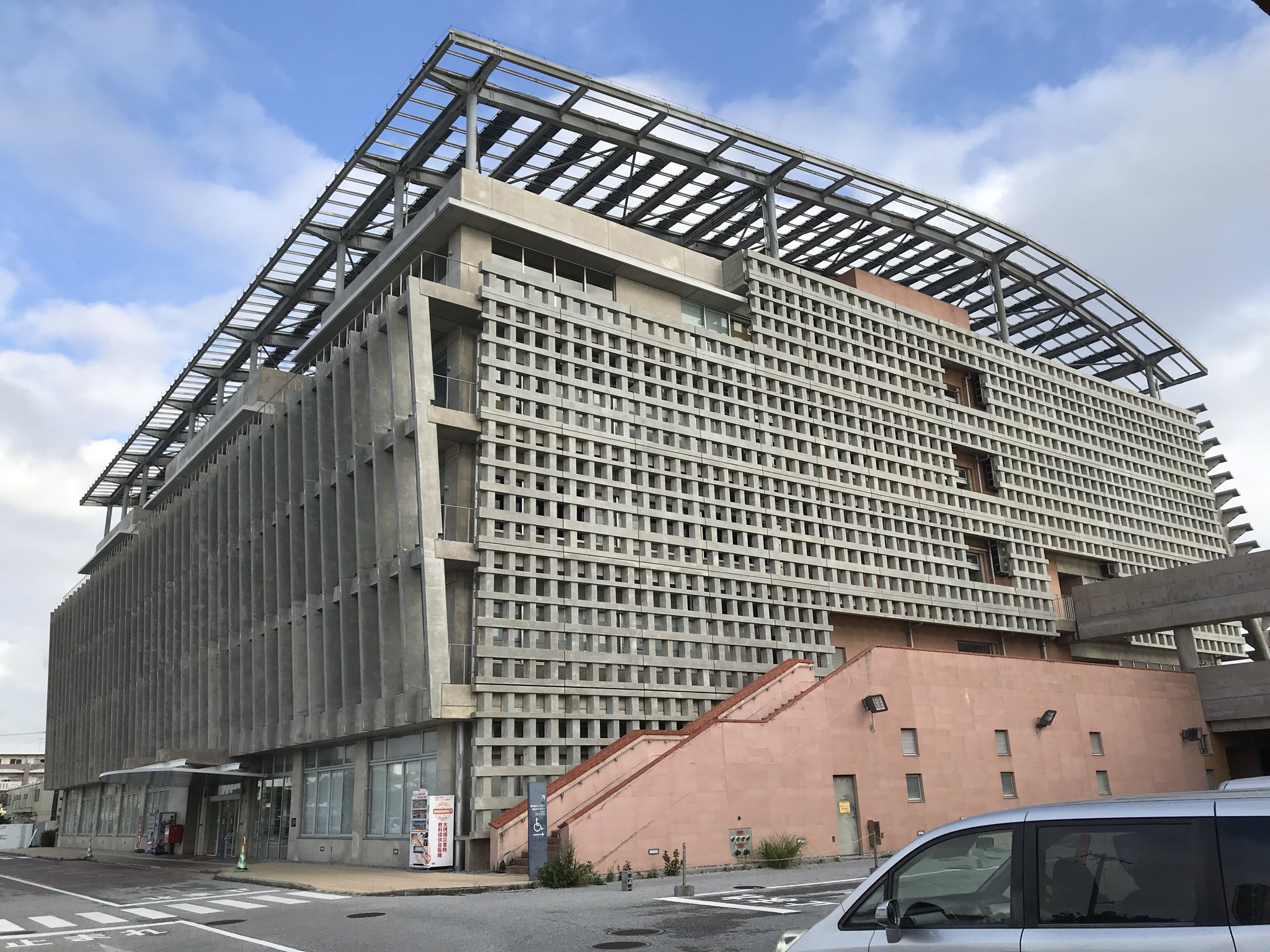 Toru 糸満市庁舎 日本設計 大きくはないが迫力すごい 日車遮蔽装置の内側は北九大のデッキに通じる空間で快適 金物で設えたシーサー 沖縄建築メモ T Co Lv3u3veodq Twitter