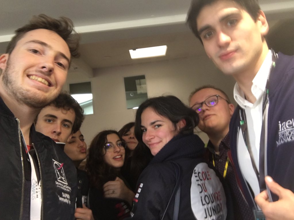 Ce qui fait la beauté du mouvement, outre son demi siècle d’existence, c’est sa diversité, et sa capacité de proposer des prestations dans tous les types de domaines. Merci à <a href="/BsbjcJe/">BSB JuniorConsulting</a> <a href="/iaelyon/">iaelyon School of Management</a> et <a href="/JuniorEdl/">EDL Junior Conseil</a> pour la photo ! 😍 <a href="/cnje/">Junior-Entreprises</a> #CNH19 #défi15