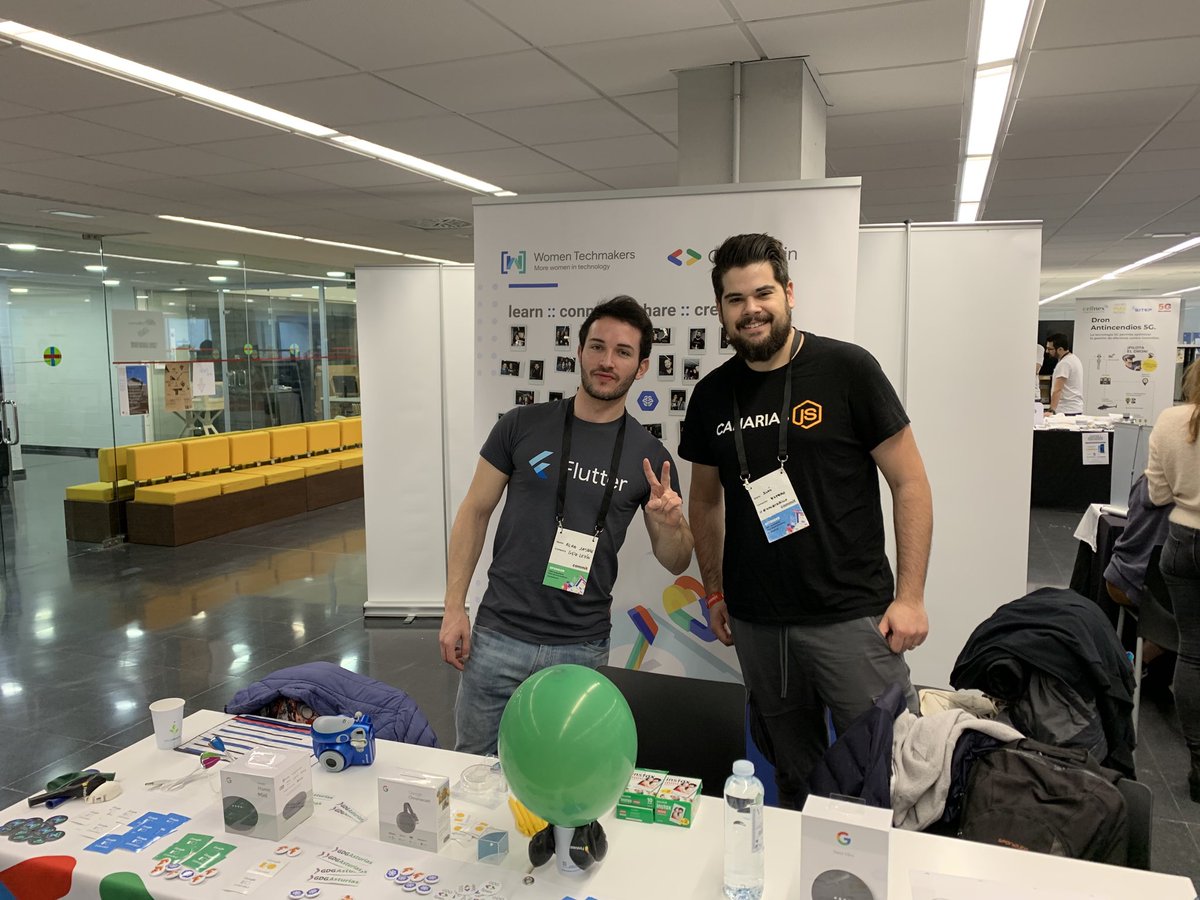 Ivanbtrujillo's tweet photo. Con los chicos de @GDG_ES #Commitconfgdges #commitconf https://t.co/P6W9fmREuK