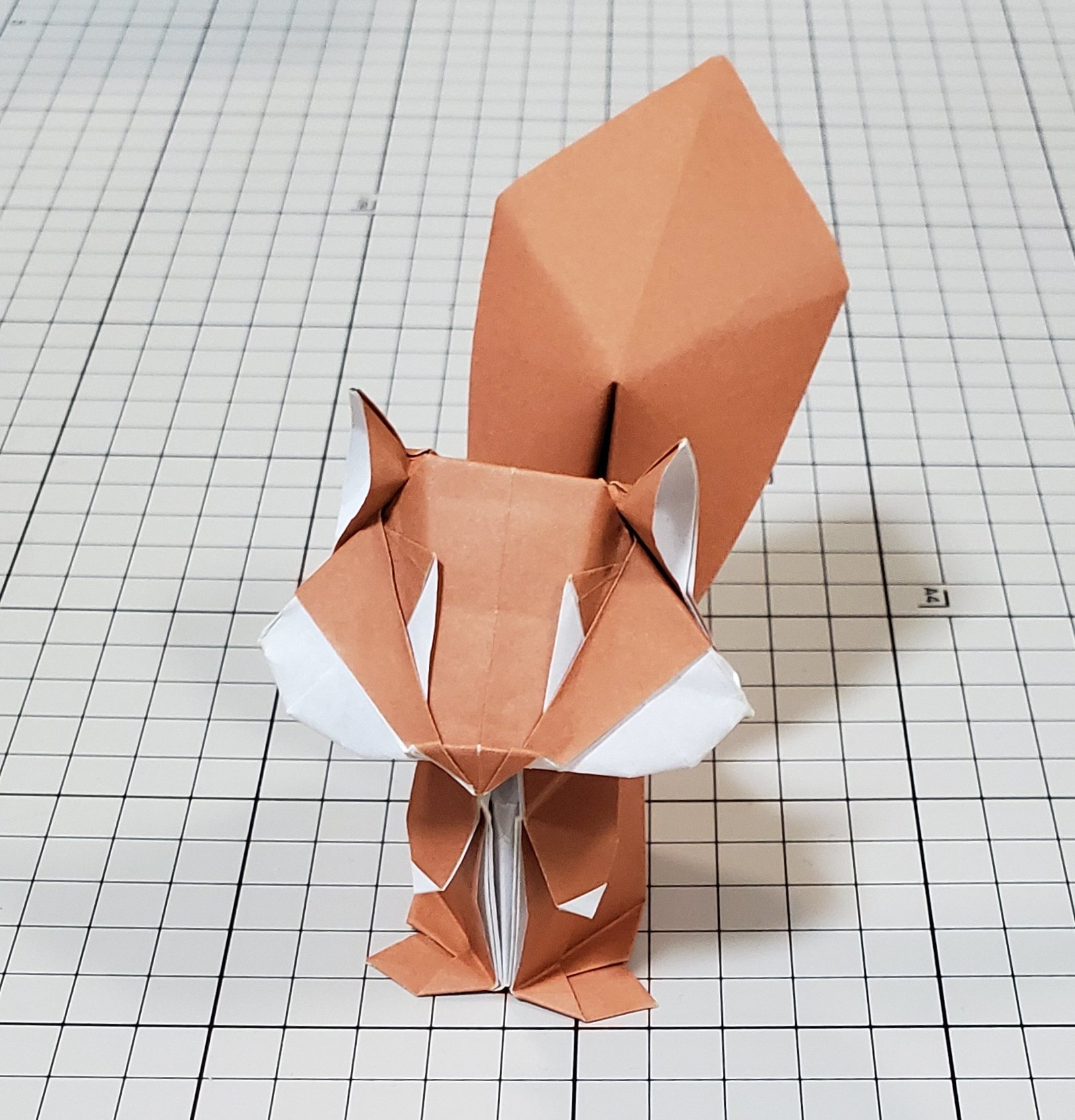 Twitter 上的 Tatsumi S Mitsuda 折り紙 リスの試作完成 頬袋をぱんぱんにして 体を少しおでぶにして 冬眠直前のリス という設定です Tvのcmでこんな感じのリスを見て可愛かったので創ってみました 30cmの折り紙用紙一枚折り 折り紙作品 リス T Co