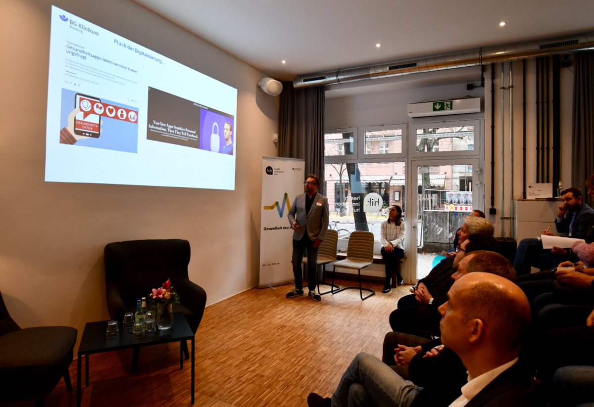 Unser Format für und mit Ärzt*innen, heute: Welche Chancen bieten Schmerz-Apps? Tolle Zusammenarbeit mit der #Schmerzgesellschaft. Nach Begrüßung durch T.Isenberg steigen wir mit einem Impuls von Dr.Papenhoff ein und schließen die Diskussion konkreter Lösungen an.