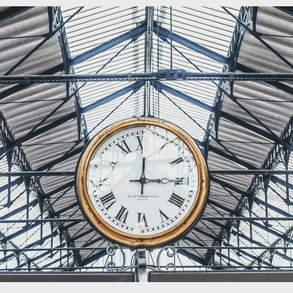 Необычные часы на вокзале. Часы вокзальные на перроне. Покажи часы на станции. Электрозавод часы на фасаде. Полдень часы.