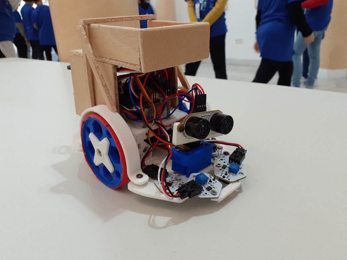 mayhuelva's tweet photo. Buenos días desde #Moguer en las olimpiadas de robótica de @RedGuadalinfo de #Huelva @AjFdezcano @AytoMoguer @esingenieria_jr https://t.co/hX2StR700U