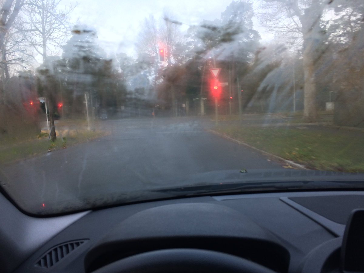 weishuber's tweet photo. Durchblick ist wichtig! Beim #Autofahren erhöht sich durch das #Scheibenwischen von Innen das #Unfallrisiko auf das 8 bis 10-fache. Das ist ein Ergebnis der #Allianz #Ablenkungsstudie https://t.co/pk3K4FCjBQ