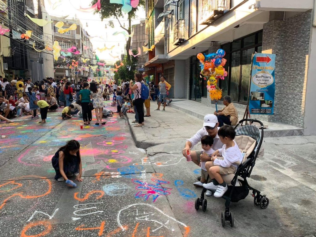 Thanathorn_FWP's tweet photo. งาน "สามแพร่ง Face street" ผสมผสานระหว่างวัฒนธรรม/กิจกรรมเด็ก/ของกิน/ค.เป็นท้องถิ่น ชอบงานแบบนี้มาก เป็นการเสริมสร้างชุมชนเปิดโอกาสให้ผู้คนแสดงออก เด็กๆได้มีกิจกรรมกลางแจ้งที่ส่งเสริมค.คิดสร้างสรรคตั้งแต่ ทำปกสมุดตัวเอง, เรียนการพับกระดาษมหัศจรรย์, ศิลปะกลางถนน และของกินอร่อยๆ https://t.co/zuv8hBEpnK