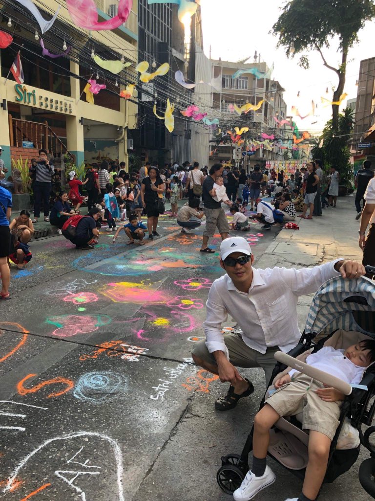 Thanathorn_FWP's tweet photo. งาน "สามแพร่ง Face street" ผสมผสานระหว่างวัฒนธรรม/กิจกรรมเด็ก/ของกิน/ค.เป็นท้องถิ่น ชอบงานแบบนี้มาก เป็นการเสริมสร้างชุมชนเปิดโอกาสให้ผู้คนแสดงออก เด็กๆได้มีกิจกรรมกลางแจ้งที่ส่งเสริมค.คิดสร้างสรรคตั้งแต่ ทำปกสมุดตัวเอง, เรียนการพับกระดาษมหัศจรรย์, ศิลปะกลางถนน และของกินอร่อยๆ https://t.co/zuv8hBEpnK