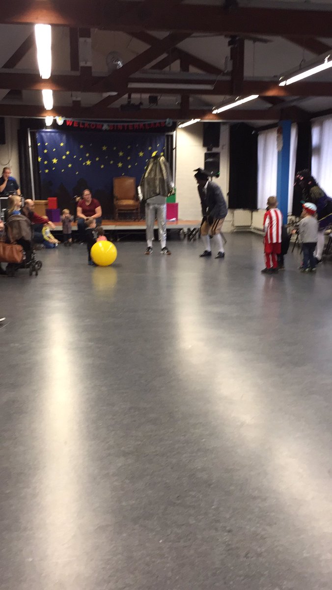 wim_swrho's tweet photo. St. Nicolaas wederom aangekomen in onze Wijk Helmond Oost. https://t.co/LRRdEBwd1D