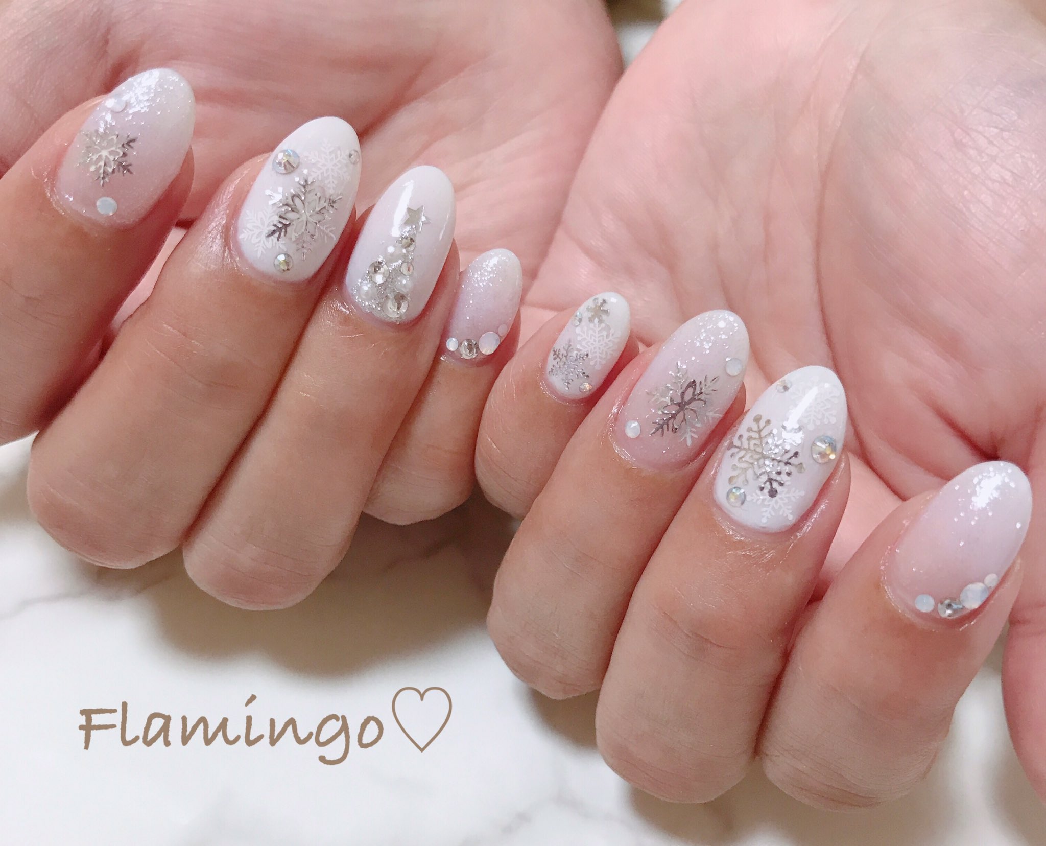 越谷自宅ネイルサロン Flamingo White Winters ホワイトネイル ワンカラー ラメネイル グラデーションネイル キラキラネイル クリスマスネイル 雪の結晶ネイル ホワイトグラデーション 越谷ネイルサロン 蒲生ネイルサロン 新越谷ネイル