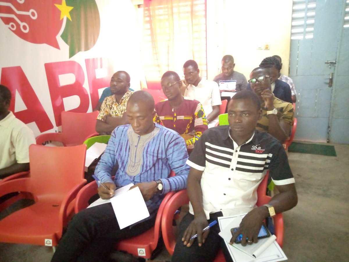 BadjoBass's tweet photo. Les blogueurs à l'école de la lutte contre la corruption au Burkina ce samedi 23 novembre 2019.
Une formation assurée par une équipe du #RENLAC.
@KindoB @BlogueursBF @qrnaud @HarounaSimbo @MindiebaOUALI https://t.co/wlWue4TTKG