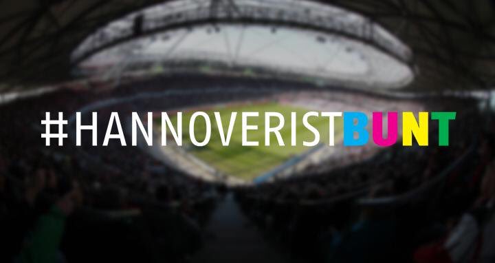 Hannover96's tweet image. #HannoverIstBUNT - wir rufen Euch heute einmal mehr auf, das unter Beweis zu stellen! Wer auch immer durch #Hannover läuft, sie haben sich die falsche Stadt ausgesucht. Auf dem Stephansplatz heißt es ab 13.30 Uhr #BuntStattBraun! Zeichen setzen! #NiemalsAllein! #h2311 #H96 ⚫️⚪️💚