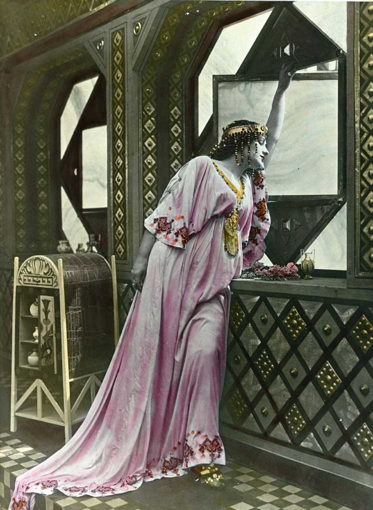 #Sophonisbe, heroïne de mon prochain #livre. Élevée dans l'antique cité de #Carthage, elle connaîtra un destin hors du commun. Dans un monde ravagé par la guerre, où les dieux ont abandonné les hommes...
 (image tirée du film "Cabiria", 1914)
#histoire
#roman
#écriture