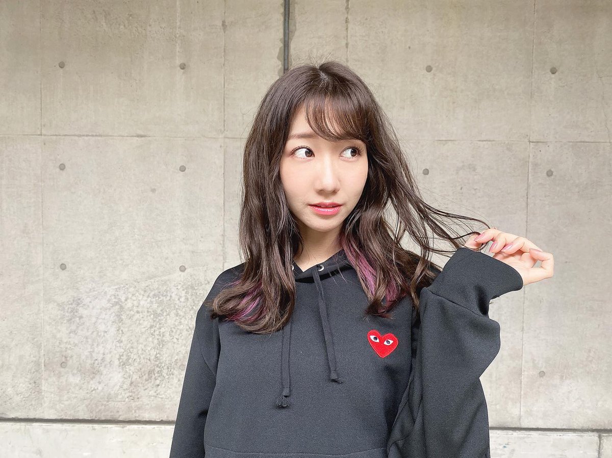 柏木由紀 珍しく パーカー女子 そして髪を暗くしました インナーカラーは紫です 冬仕様のつもり Lovestyoshioka Commedesgarcons T Co K8tuqvrwdy