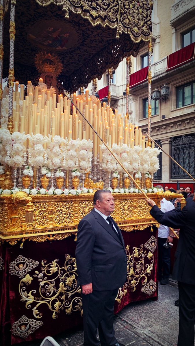 Quién dijo que a las cofradías les falta oficio...?
Todavía existe, al menos todavía... y quiera Dios que por muchos años.
Se llama D. Manuel Villanueva.
Maestro.
Un señor del oficio, y los pasos.
... y de la vida.

“Vamos a verlo tós por iguá valientes.... desde abajo, ehhh”