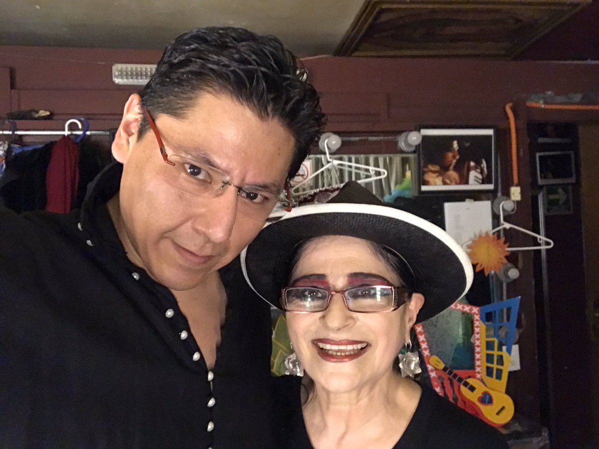 AlexanderBDSM's tweet photo. Con la señora @Astrid_Hadad en @elvicioteatro después de su presentación y antes de #AmorAta2 https://t.co/S6pek3L9Co