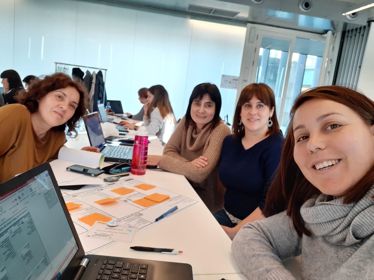 agulla_ana's tweet photo. As que formamos o grupo 1, en plena actividade!!#polab19 #equipo https://t.co/hIXca6rJba