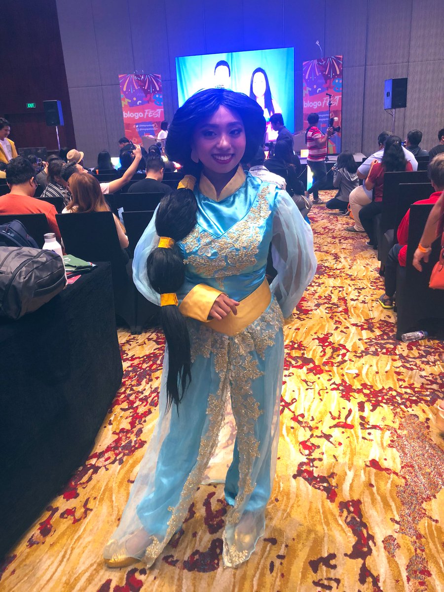 Jasmine just flew in here at @Blogapalooza #blogafest with her magic carpet to just the event :)

#Blogapalooza #BlogaXCityofDreams.