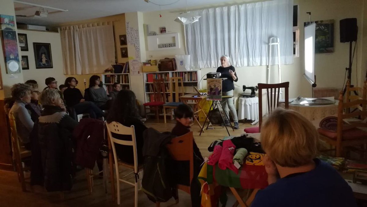 LalcaManel's tweet photo. Ayer por la tarde en @LaLibredeBarrio de Leganés. Tertulias feministas y un puñado de grandes mujeres unidas por Rojava.  Vamos haciendo red. ✌🏽#WomenDefendRojava #RiseUp4Rojava #WomenDefendRojavaMadrid https://t.co/Np8GAE5tXd