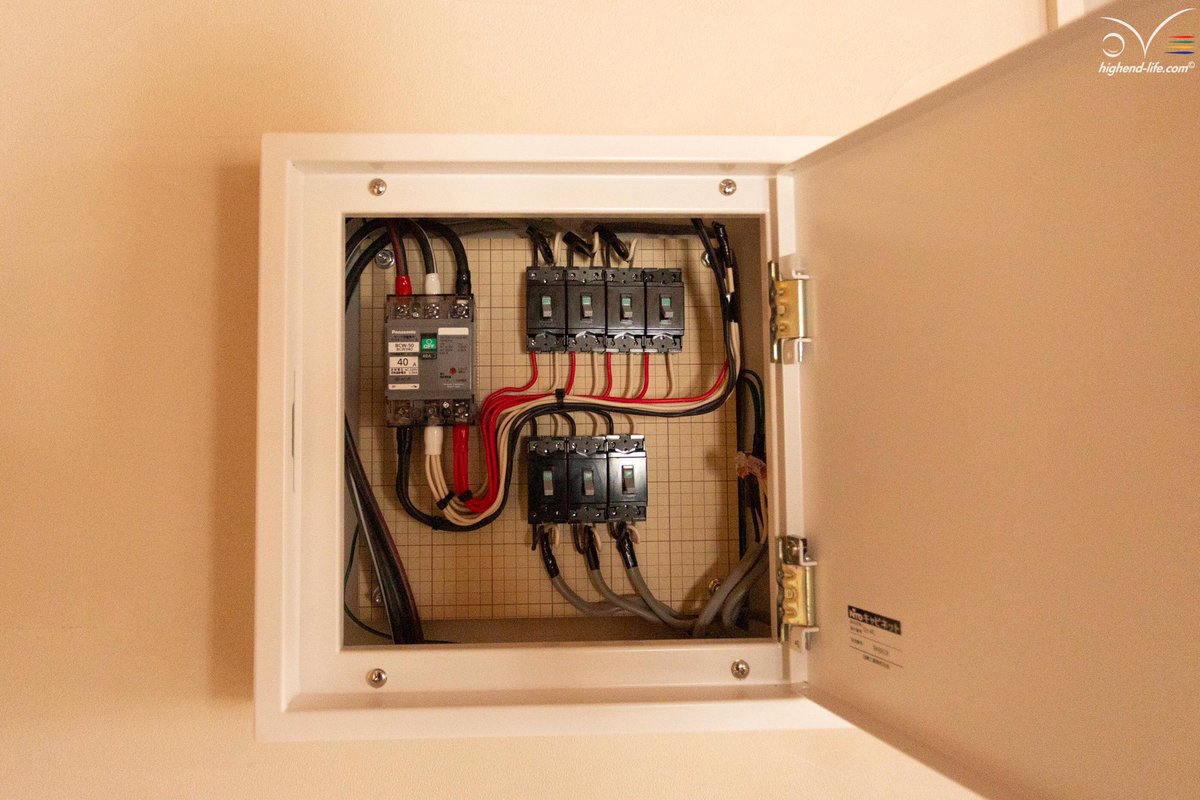 みかささん 70 オーディオ専用の分電盤です 電気工事は完璧 引き込み線から極太工場用cvケーブルで引いてきて 電源ケーブルだけ高いやつ買っても意味ないじゃんと煽られるので メインのコンセントは管を通して屋内配線の試聴もできるようになっています