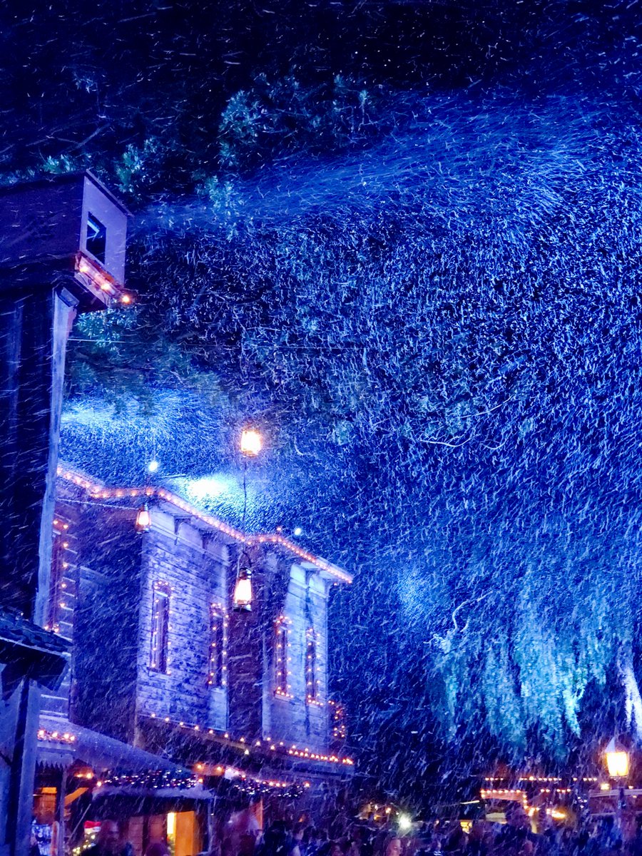 themeprkconnect's tweet photo. Snow and Glow in Ghost Town is a must-see show at @Knotts Merry Farm. Let it snow! ❄️
#ThemeParkConnect #MerryFarm #KnottsMerryFarm #KnottsBerryFarm #Knotts #BerryBloggers #FamilyFun #BuenaPark https://t.co/c1NseD6Duy