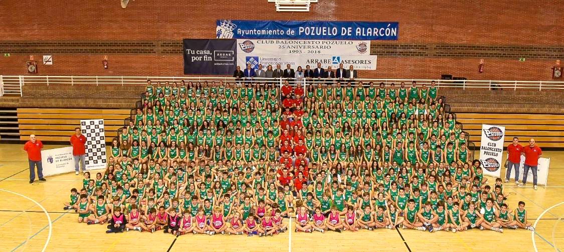 matiasdelamota's tweet photo. 🏀 En la presentación y foto de familia del Club Baloncesto Pozuelo temporada 2019-2020. Sigamos apoyando a las grandísimas familias del deporte base, deporte femenino, deporte inclusivo, clubes y federaciones de la CAM.
#CsDeporte @RoberN8 @juantri73 @EstherRuizCs @ArucaGomez https://t.co/GuQVZUNaYN