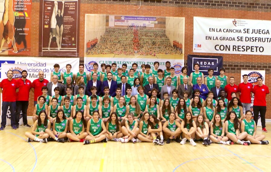 matiasdelamota's tweet photo. 🏀 En la presentación y foto de familia del Club Baloncesto Pozuelo temporada 2019-2020. Sigamos apoyando a las grandísimas familias del deporte base, deporte femenino, deporte inclusivo, clubes y federaciones de la CAM.
#CsDeporte @RoberN8 @juantri73 @EstherRuizCs @ArucaGomez https://t.co/GuQVZUNaYN