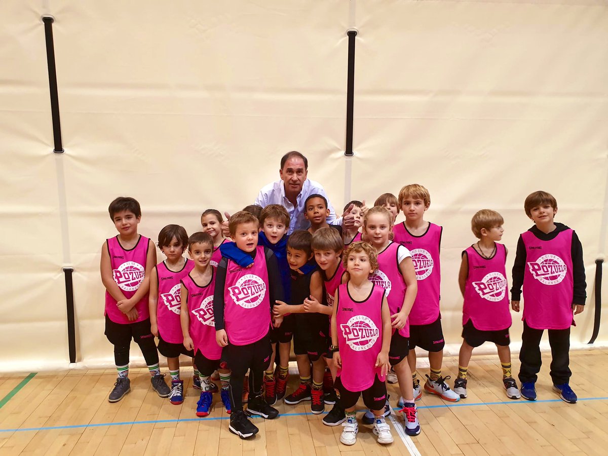 matiasdelamota's tweet photo. 🏀 En la presentación y foto de familia del Club Baloncesto Pozuelo temporada 2019-2020. Sigamos apoyando a las grandísimas familias del deporte base, deporte femenino, deporte inclusivo, clubes y federaciones de la CAM.
#CsDeporte @RoberN8 @juantri73 @EstherRuizCs @ArucaGomez https://t.co/GuQVZUNaYN