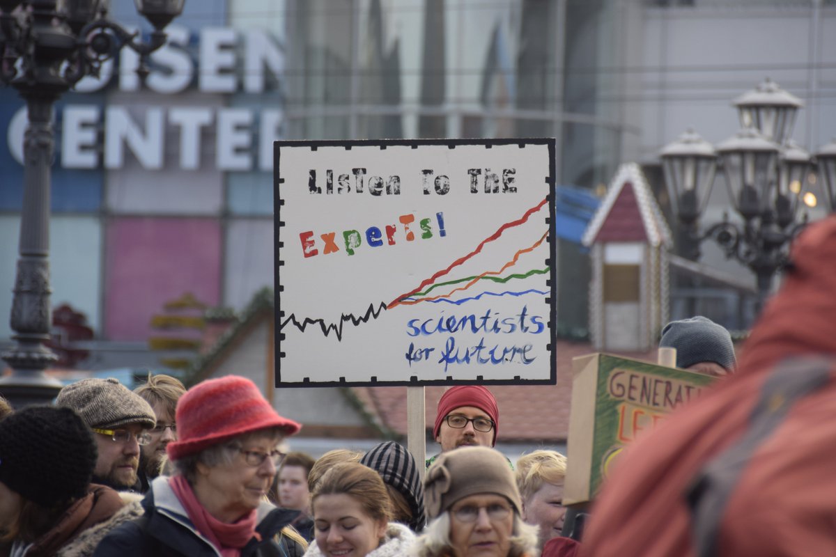 S4F_Darmstadt's tweet image. Unsere #Klimademo am 16.11., organisiert von den #ScientistsforFuture mit toller Unterstützung von @fffdarmstadt und #ParentsforFuture war ein großer Erfolg. Wir haben in #Darmstadt 700 Menschen auf die Straße gebracht, die für mehr #Klimaschutz demonstriert haben.