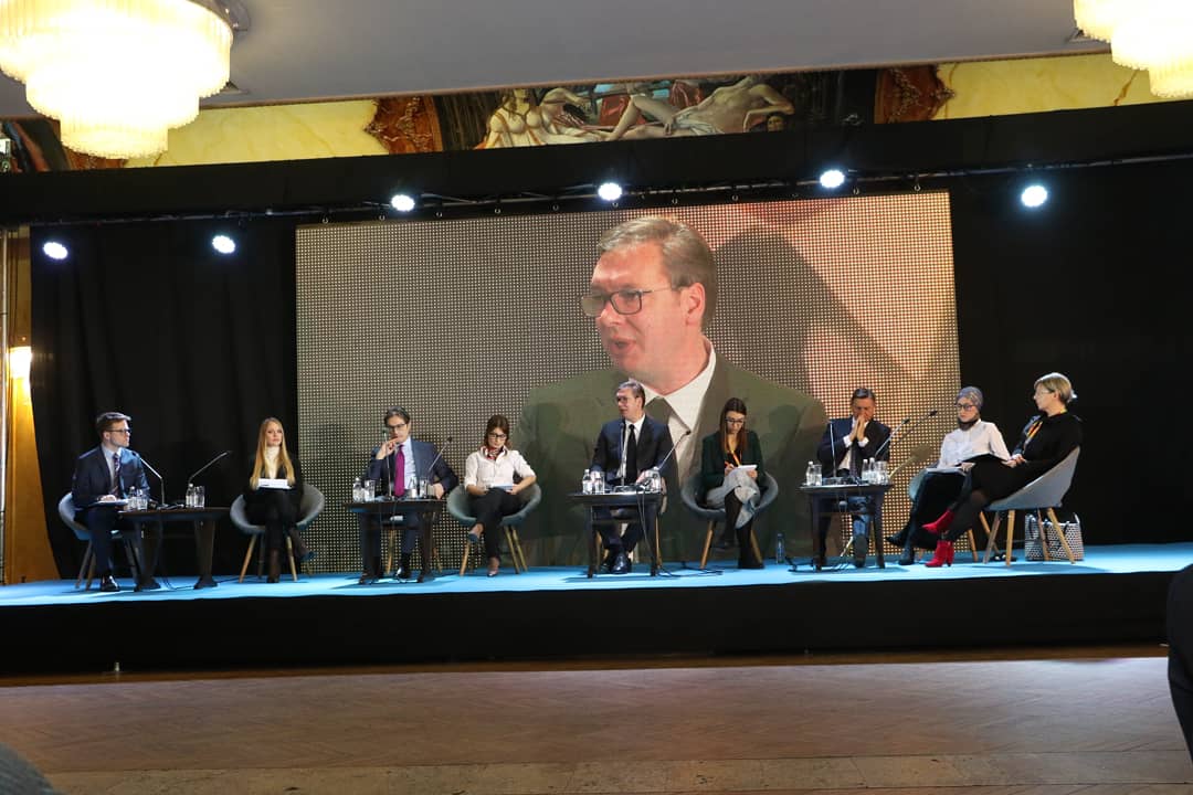 avucic's tweet image. Регион мора да понуди срећну перспективу младим људима, млади у Србији и региону немају времена за чекање.
Ca председницима Северне Македоније @SPendarovski и Словеније @BorutPahor на четвртом Регионалном форуму младих лидера у Новом Саду. #Srbija #SevernaMakedonija #Slovenija