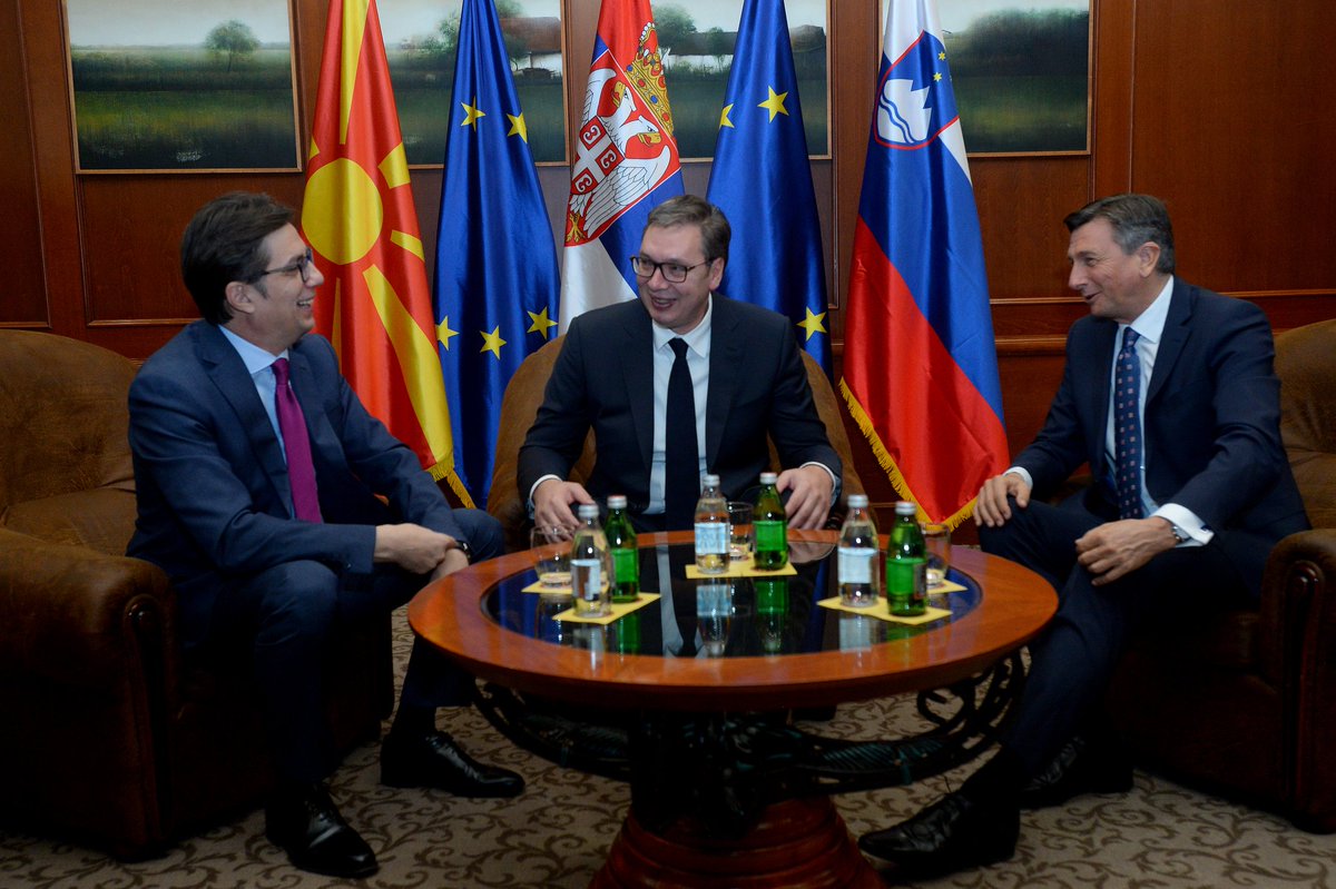 avucic's tweet image. Регион мора да понуди срећну перспективу младим људима, млади у Србији и региону немају времена за чекање.
Ca председницима Северне Македоније @SPendarovski и Словеније @BorutPahor на четвртом Регионалном форуму младих лидера у Новом Саду. #Srbija #SevernaMakedonija #Slovenija