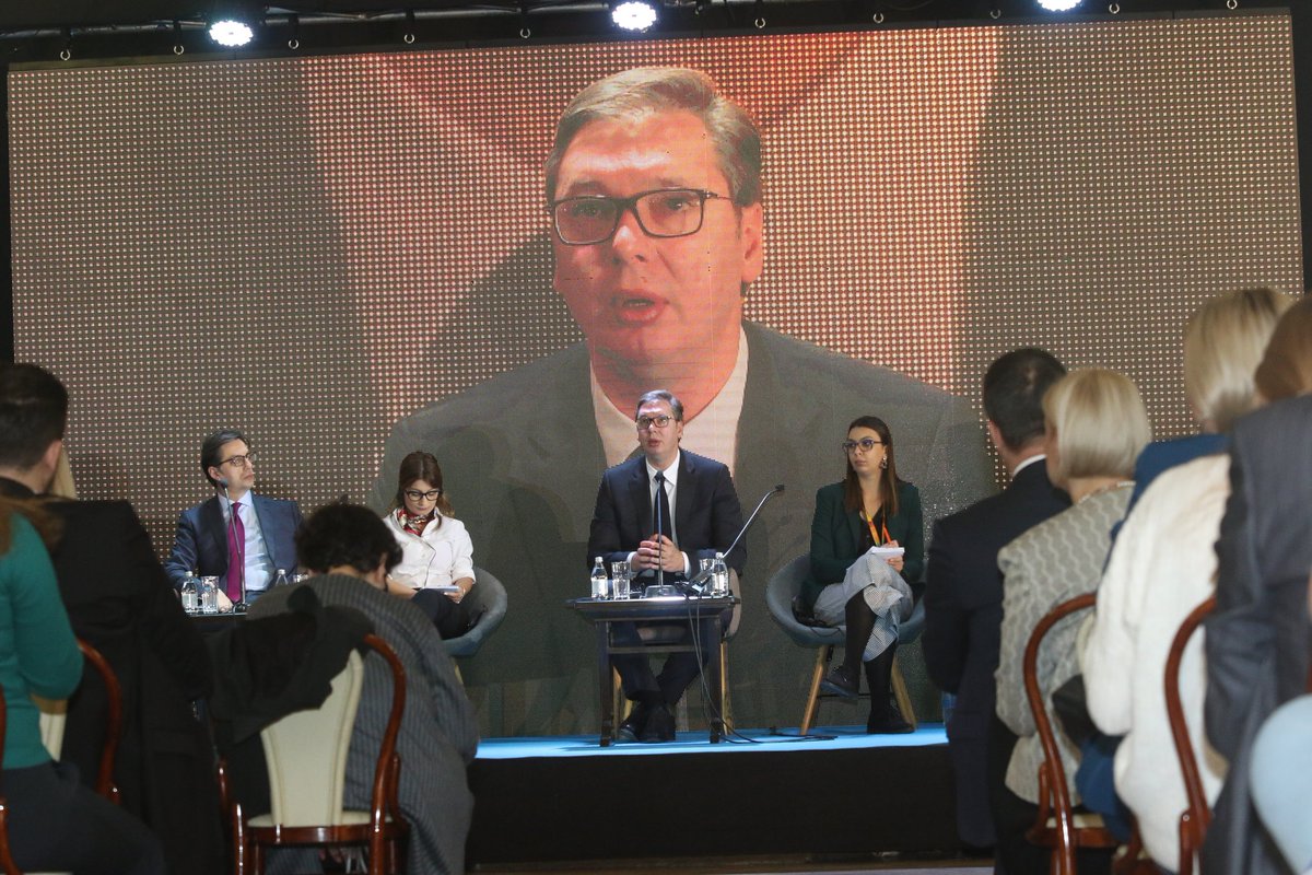 avucic's tweet image. Регион мора да понуди срећну перспективу младим људима, млади у Србији и региону немају времена за чекање.
Ca председницима Северне Македоније @SPendarovski и Словеније @BorutPahor на четвртом Регионалном форуму младих лидера у Новом Саду. #Srbija #SevernaMakedonija #Slovenija