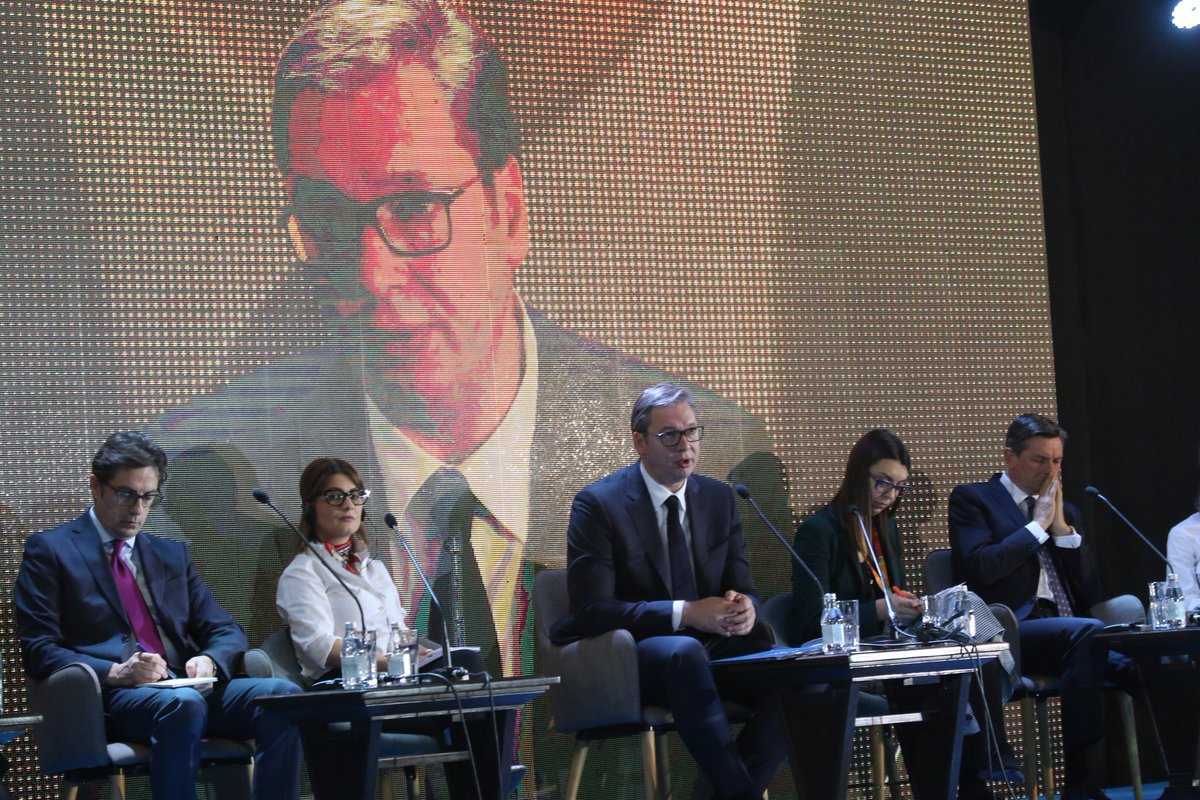 avucic's tweet image. Регион мора да понуди срећну перспективу младим људима, млади у Србији и региону немају времена за чекање.
Ca председницима Северне Македоније @SPendarovski и Словеније @BorutPahor на четвртом Регионалном форуму младих лидера у Новом Саду. #Srbija #SevernaMakedonija #Slovenija