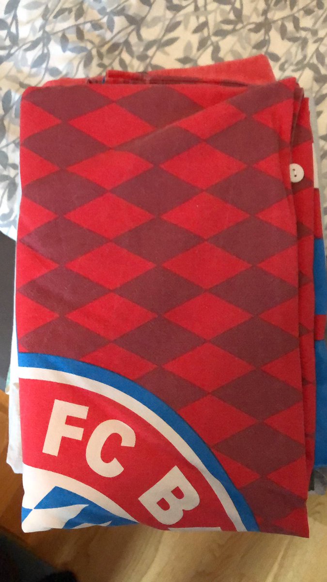 CarolinTrommer's tweet photo. Heute trennt sich der Partner von seiner Jugendbettwäsche, er weiß es nur noch nicht. 😏🥳 #rbl #kleiderspende https://t.co/LLJAuRSdCl