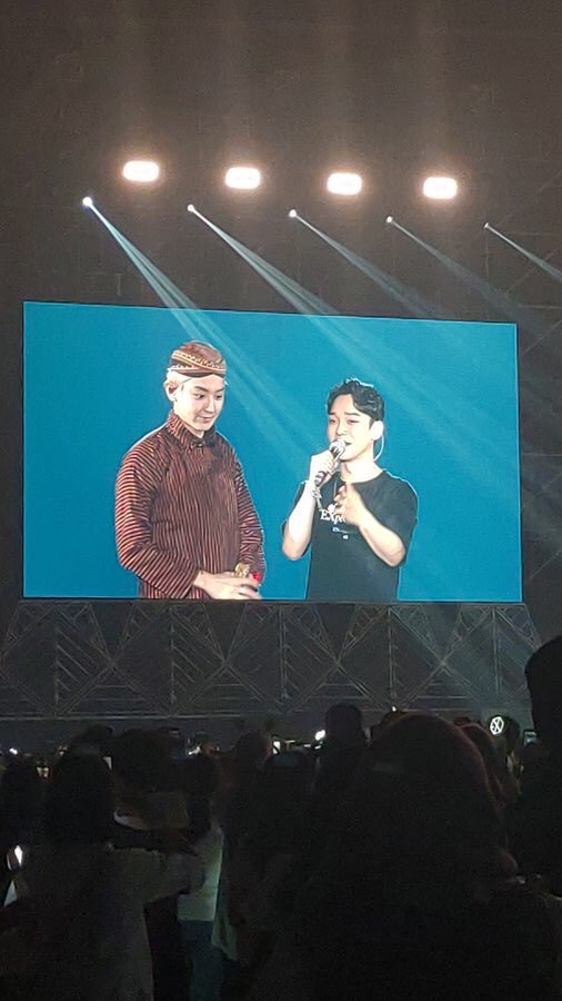 chankaiyaa's tweet photo. PAKDE CAHYO!!!!
#EXplOrationJakarta #CHANYEOL #blankon https://t.co/qpfxwkbAEK