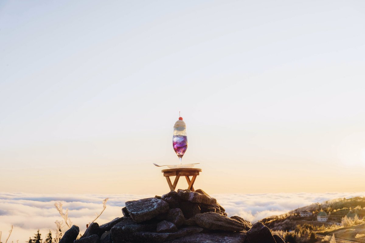 Tsunekawa 旅する喫茶 クリームソーダ職人 旅するクリームソーダ ここは長野県美ヶ原 日の出とともにクリームソーダを作りました 雲よりも高い天空のクリームソーダ