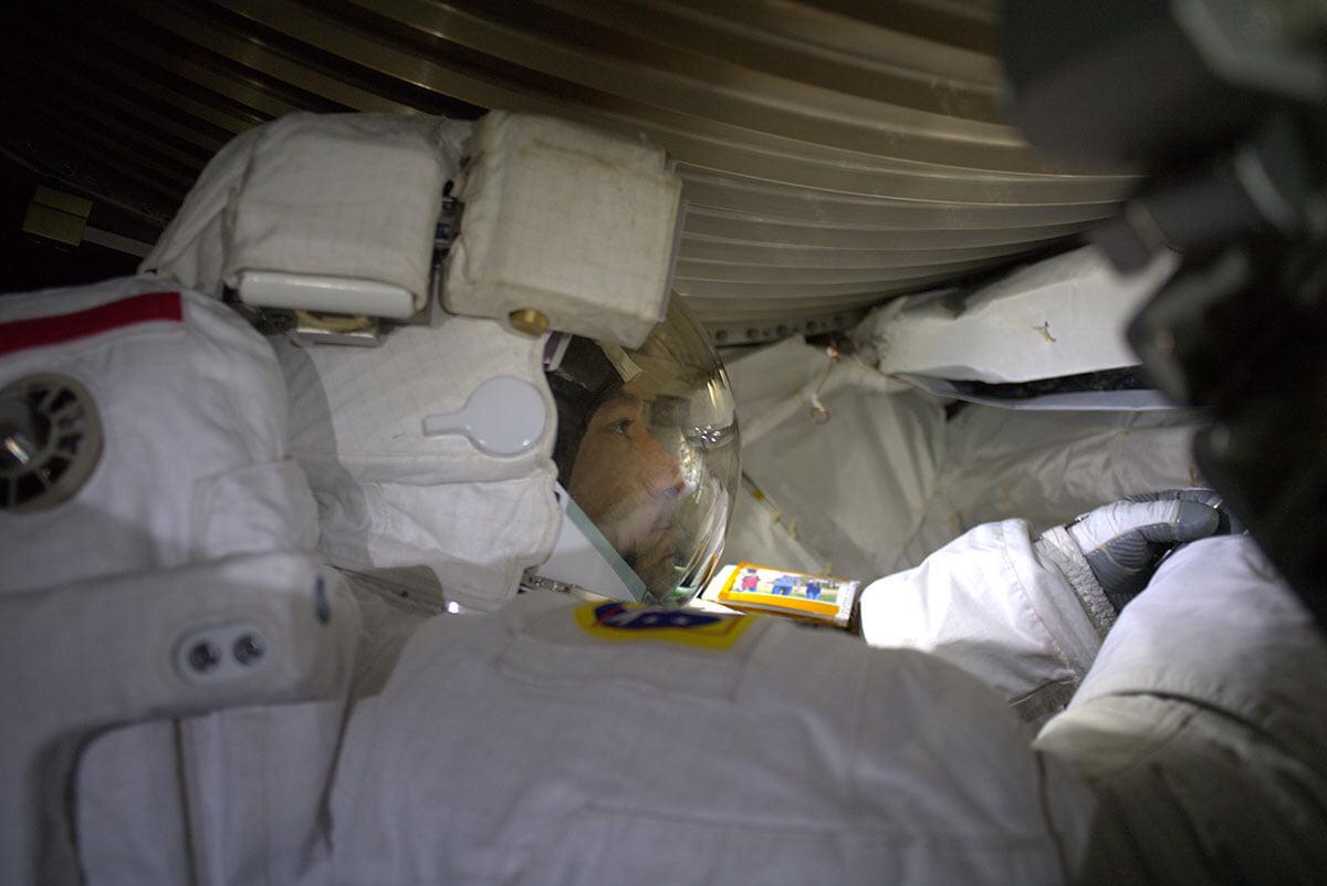 ItalianAirForce's tweet image. #SpacewalkForAMS: ieri il Colonnello dell’#AeronauticaMilitare ed astronauta dell’@esa, Luca #Parmitano, ha compiuto la sua seconda passeggiata spaziale per proseguire i lavori di manutenzione del cacciatore di antimateria Ams-02 (Alpha Magnetic Spectrometer) 
#MissionBeyond