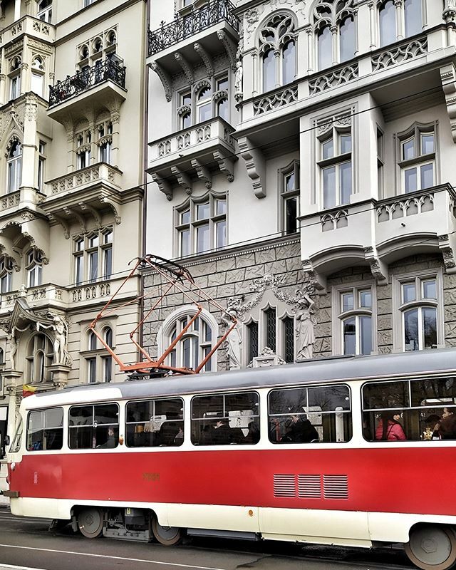 [Praga] 
Questi tram dagli enormi pantografi mi hanno affascinato dal mio arrivo per la loro aria squisitamente retrò. Allora mi ero messa in testa di fotografarne uno in corsa davanti a un sontuoso palazzo déco del lungo fiume... Questo è il meglio che … ift.tt/2QGBbLz