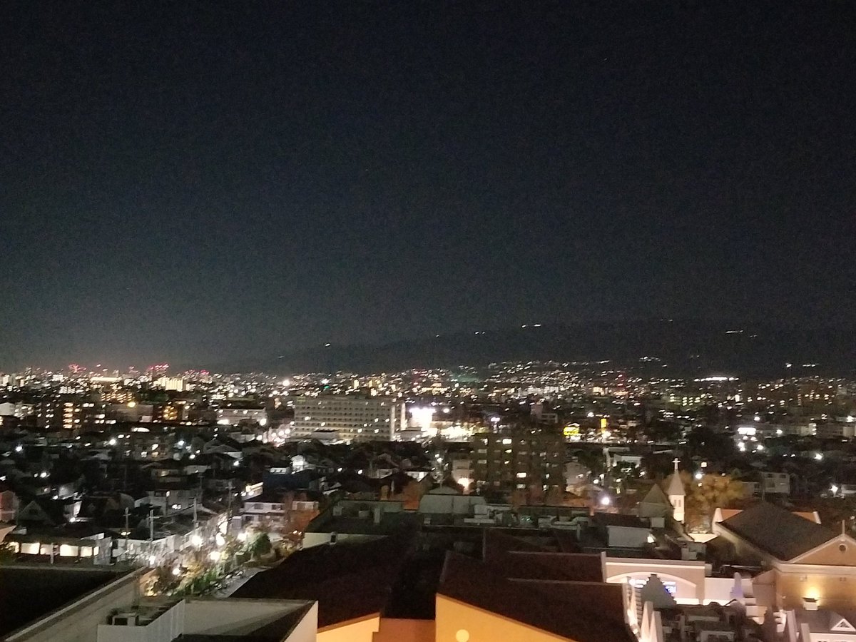 caddyjp's tweet photo. 日が落ちるのが早くなって、スポーツには厳しい季節がやってくる。けど空が澄んでいてキレイな景色は楽しめる🎶 https://t.co/Qwdz02MafO